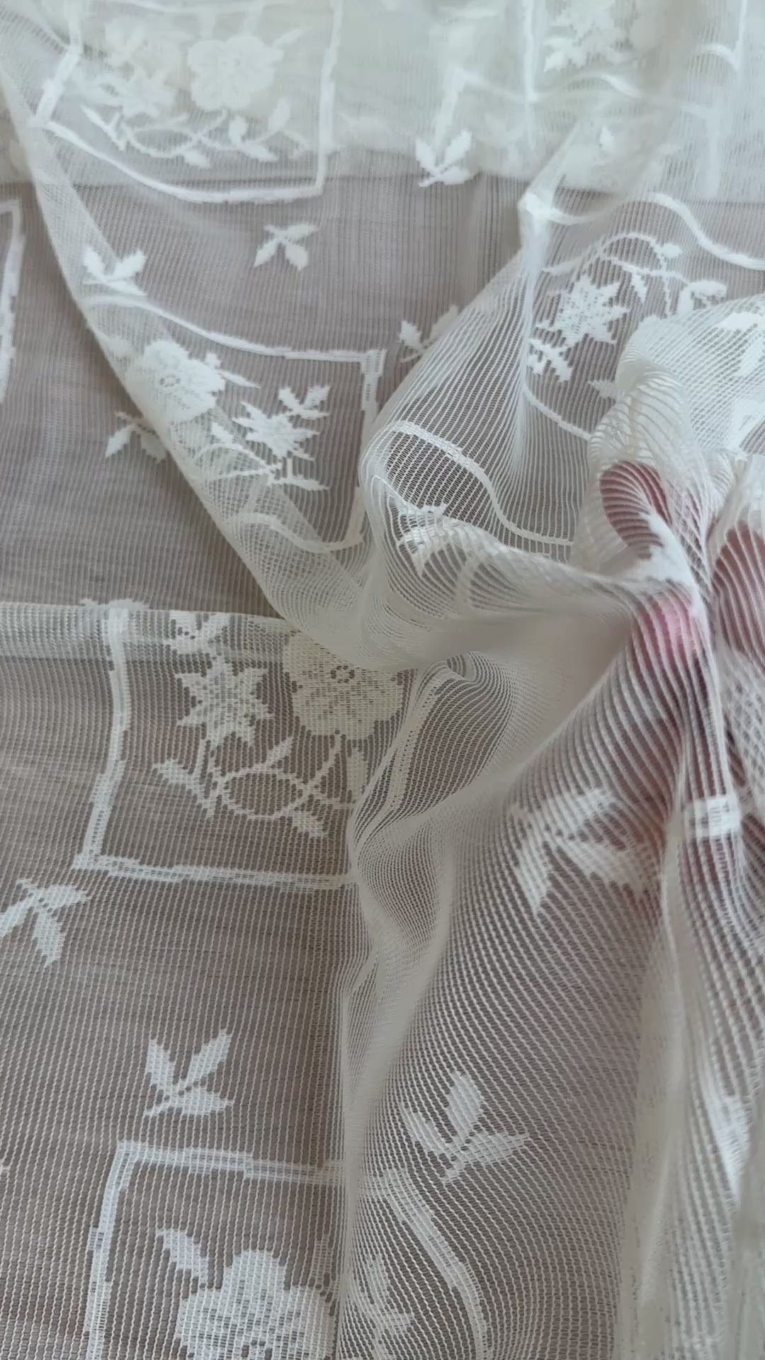 Blonde med innrammet blomster