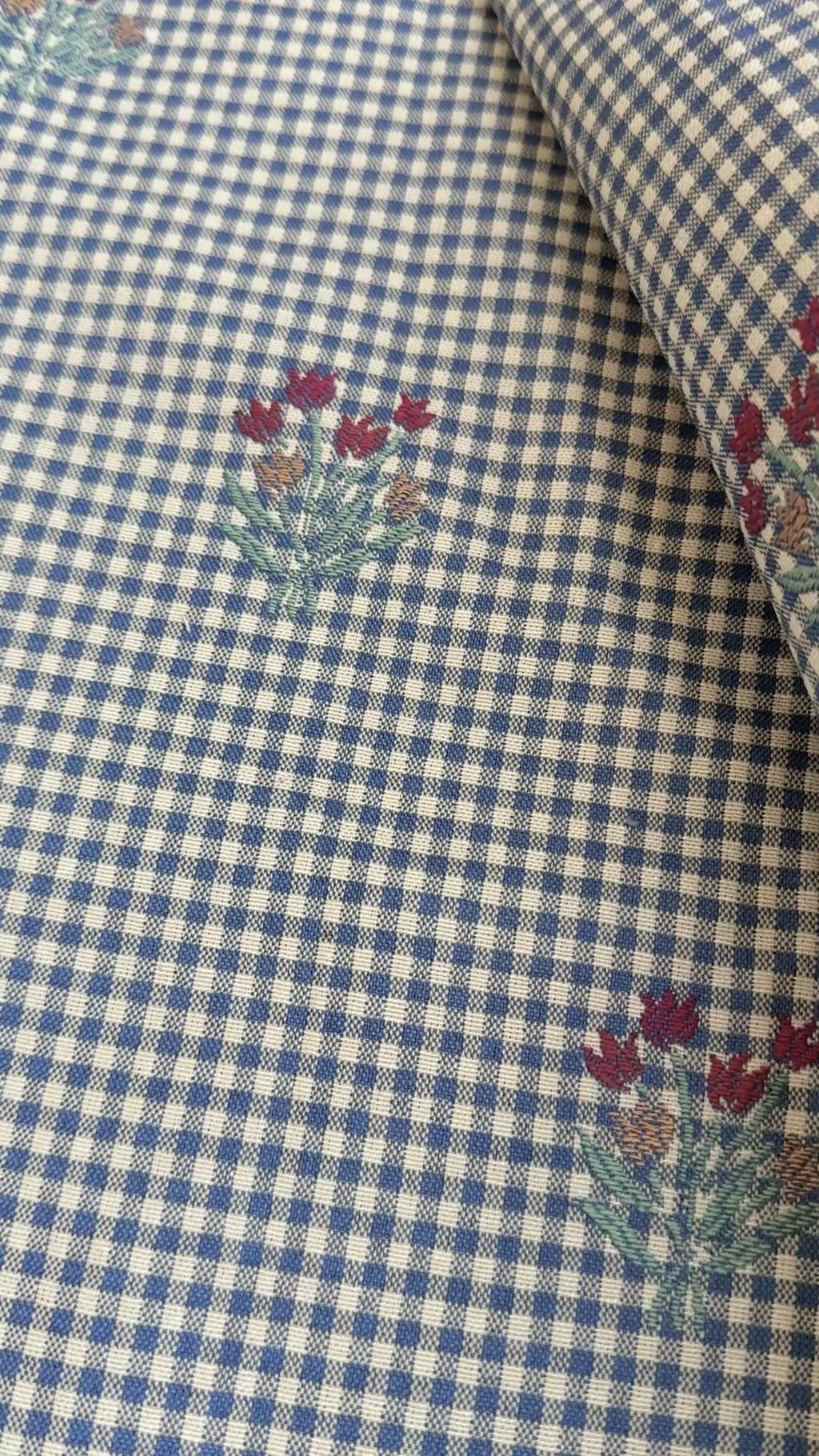Blårutete med blomsterbukett