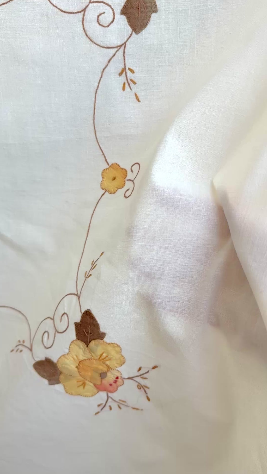 Brodert med gule blomster