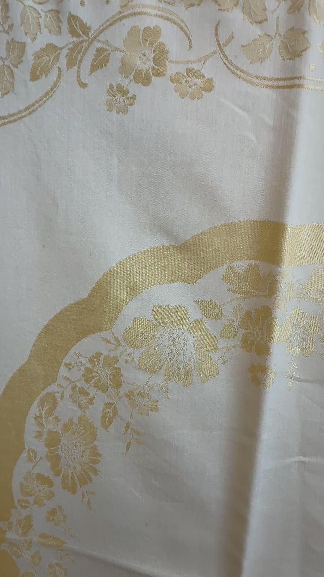 Dobbelvevd i gull og kremfarger