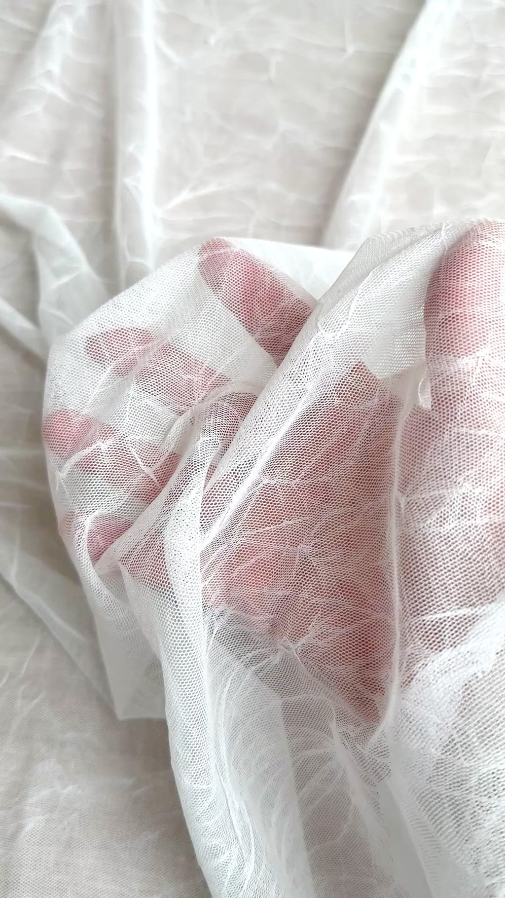 Hvit strechy mesh med krakkelert look